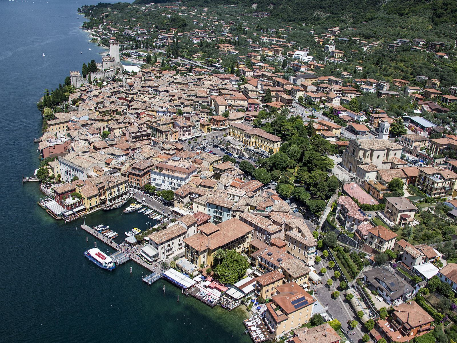 foto aerea del centro storico di malcesine