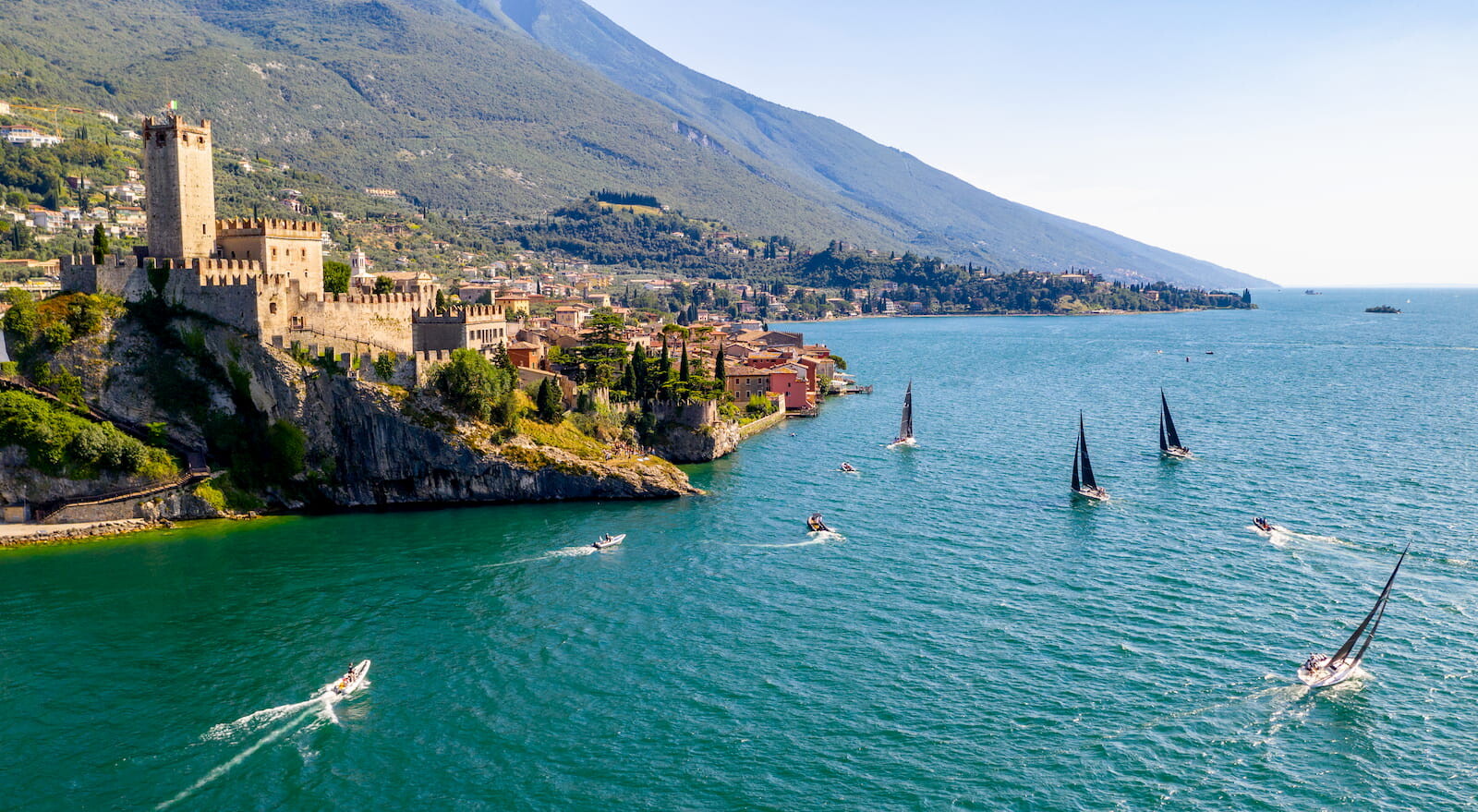 Regata Melges 20 vicino Castello di Malcesine
