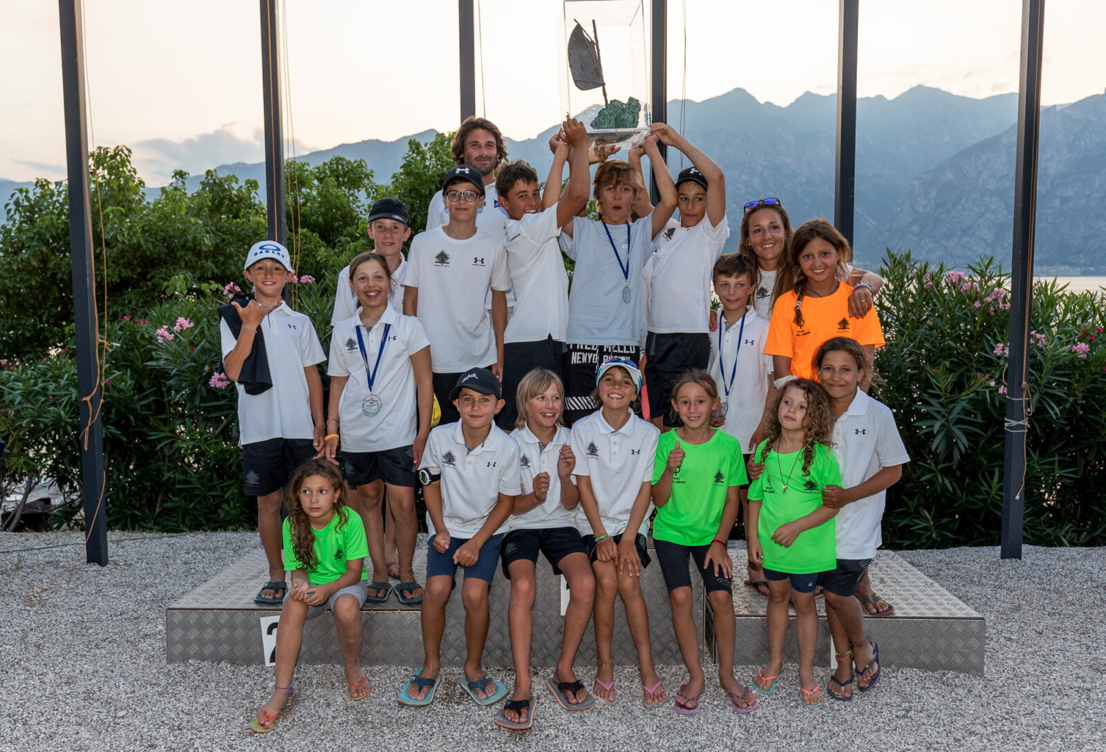 Il Trofeo Simone alzato dalla squadra vincitrice della Fraglia Vela Malcesine